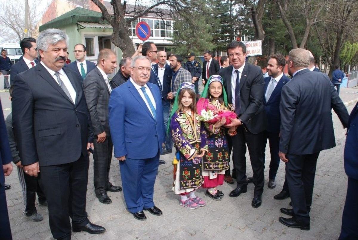 Bakan Zeybek&ccedil;i Gediz&rsquo;den Referandum İ&ccedil;in Destek İstedi