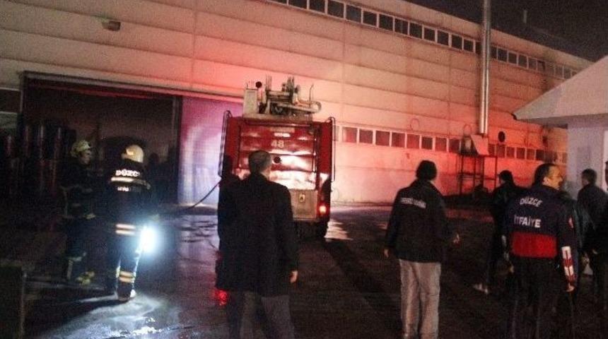 D&uuml;zce&rsquo;de Fabrika Yangınında 5 Kişi Dumandan Etkilendi