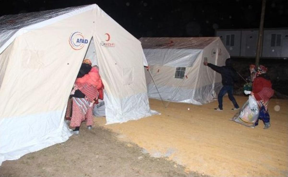 Depremzedeler &Ccedil;adır Kapmak İ&ccedil;in Yarıştı