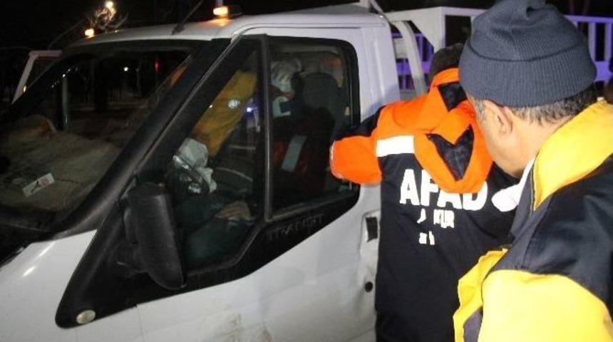 Elazığ&rsquo;da Kamyonette Sıkışan S&uuml;r&uuml;c&uuml; Kurtarıldı