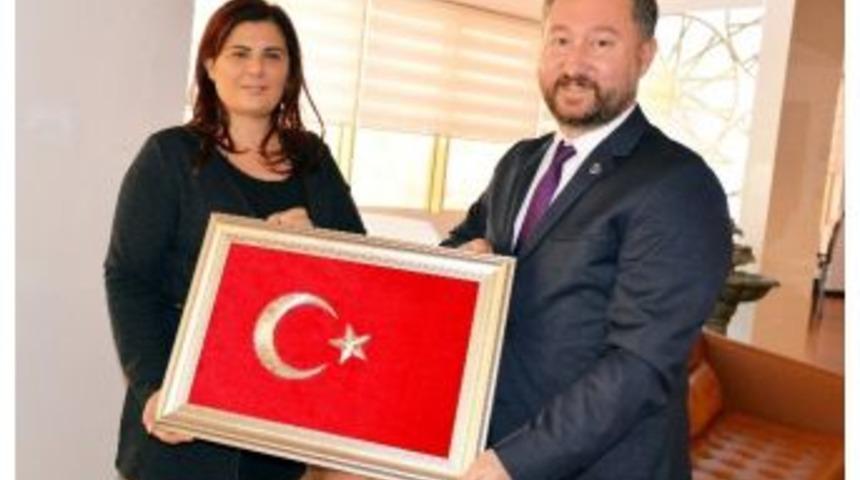 Anadolu Okullarından Başkan &Ccedil;er&ccedil;ioğlu&rsquo;na T&uuml;rk Bayrağı