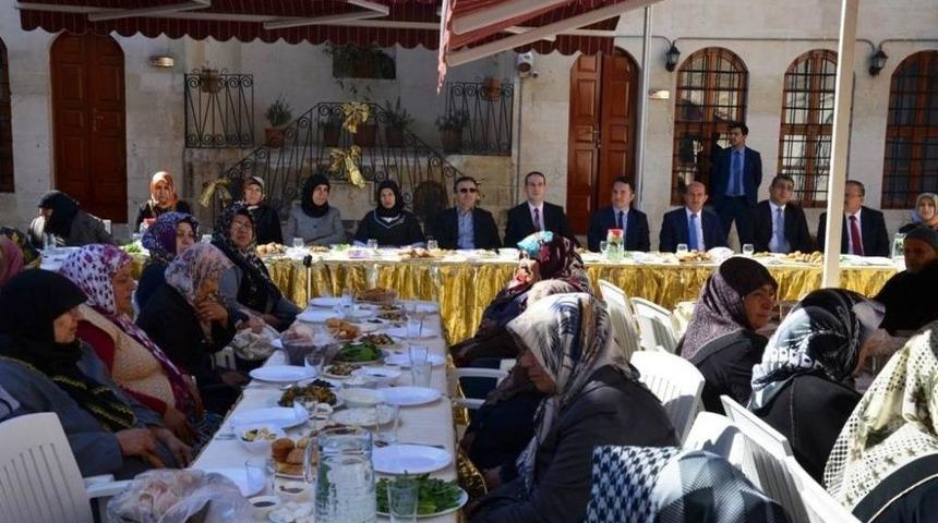 Vali &Ccedil;ataklı, Yaşlılarla Bir Araya Geldi