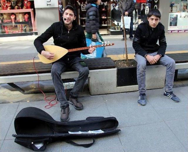 Şehir Şehir Gezerek Sokak Müzisyenliği Yapıyor