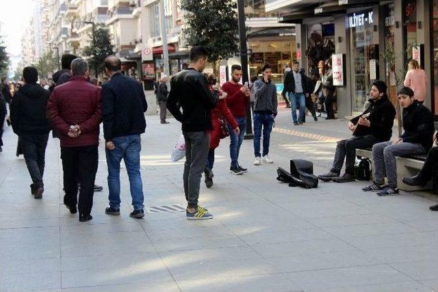 Şehir Şehir Gezerek Sokak Müzisyenliği Yapıyor