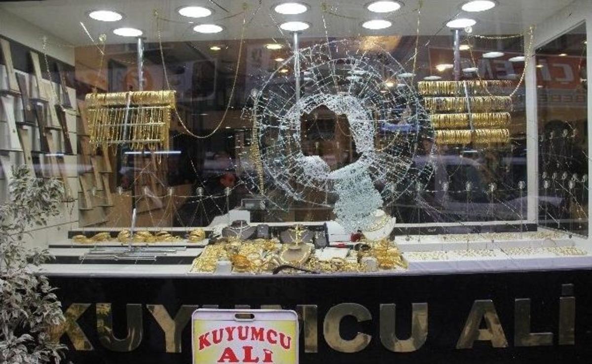 Altınları &Ccedil;almak İsteyen Hırsızı Tabancayla Kovaladı