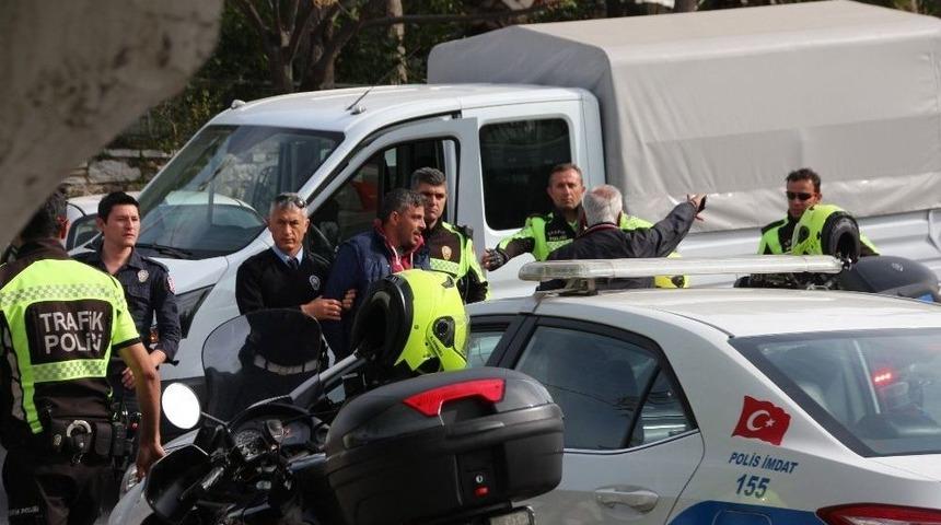 Bı&ccedil;ak Zoruyla Belediyenin Kamyonetini &Ccedil;aldı