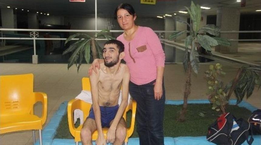 Doktorların Y&uuml;r&uuml;yemez Dediği Hasan &Ouml;nce Y&uuml;zmeye Sonra Da Y&uuml;r&uuml;meye Başladı