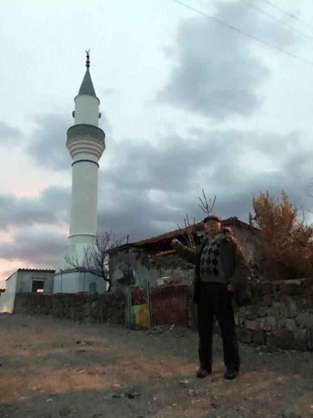 Depremzedeler Geceyi Ayakta Geçirdi