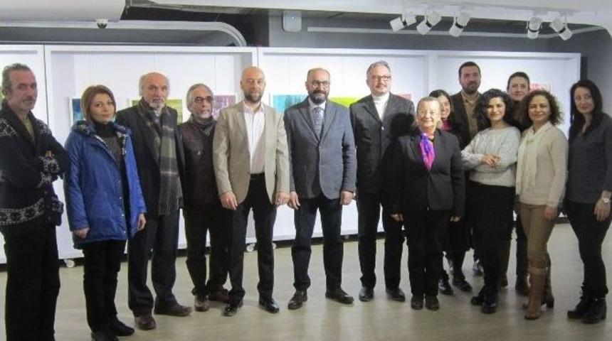 Uşak &Uuml;niversiteli Zafer G&uuml;ngen&rsquo;den &ldquo;anlatıcı-narrator&rdquo; Sergisi