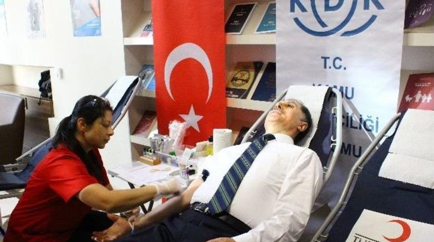 Kamu Başdenet&ccedil;isi Şeref Malko&ccedil; Kan Bağışladı