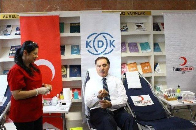 Kamu Başdenetçisi Şeref Malkoç Kan Bağışladı