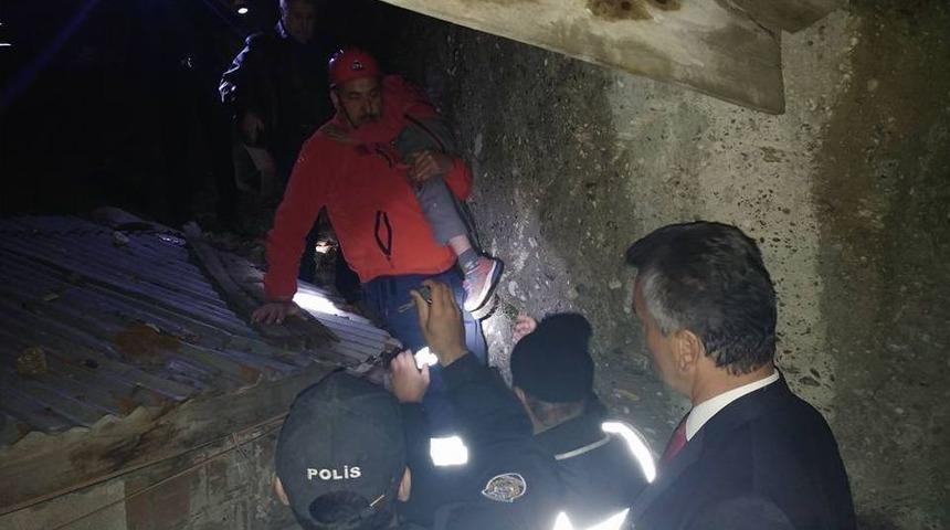 Kayalıklara Sıkışan 2 &Ccedil;ocuğu Afad Ve İtfaiye Kurtardı