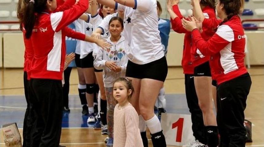 Bankalar Voleybola Damga Vurdu