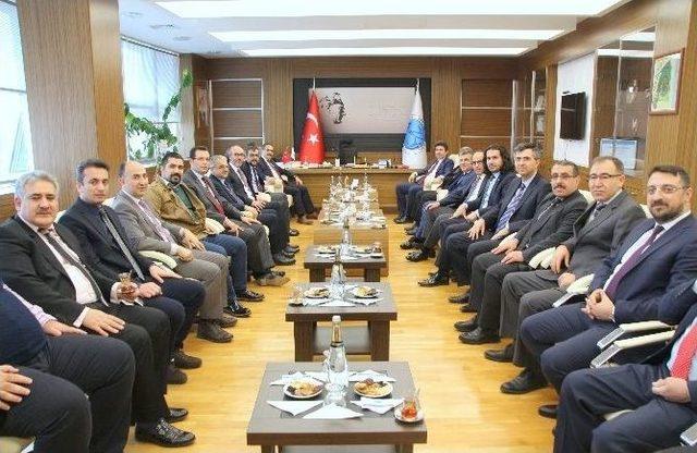 Gaziantep &Uuml;niversitesi Rekt&ouml;r&uuml; Prof. Dr. Ali G&uuml;r&rsquo;den Mevkidaşı Karacoşkun&rsquo;a Ziyaret 1