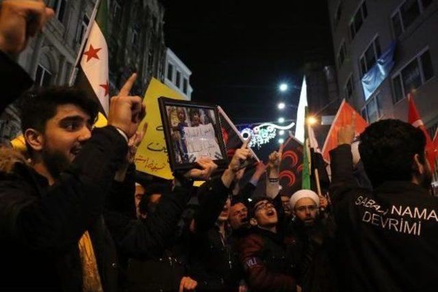 İdlip'teki Saldırıyı Protesto Için Rusya Konsolosluğu'na Yürüdüler