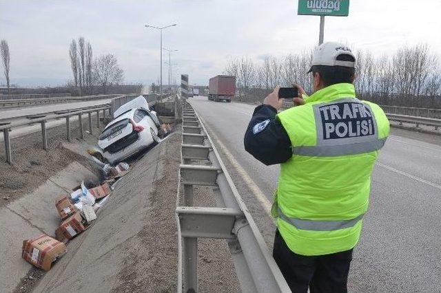 Bariyerlere Saplanan Otomobilden Sağ &Ccedil;ıktı 1