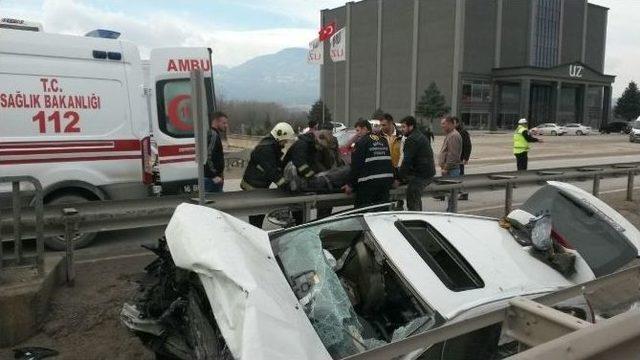 Bariyerlere Saplanan Otomobilden Sağ &Ccedil;ıktı 2