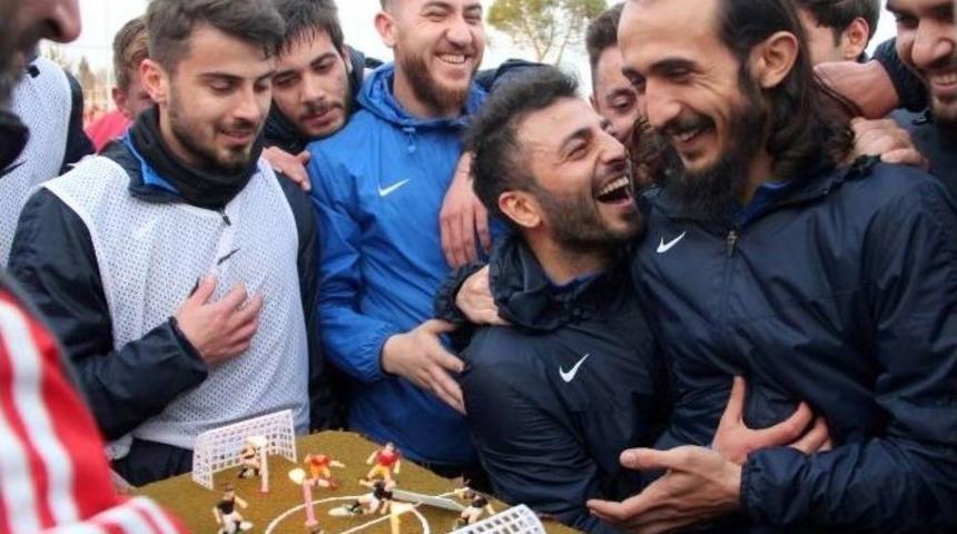 Balıkesirspor&rsquo;da Burak&rsquo;a Doğum G&uuml;n&uuml; S&uuml;rprizi