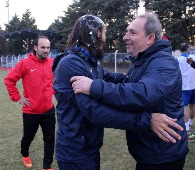 Balıkesirspor&rsquo;da Burak&rsquo;a Doğum G&uuml;n&uuml; S&uuml;rprizi 1
