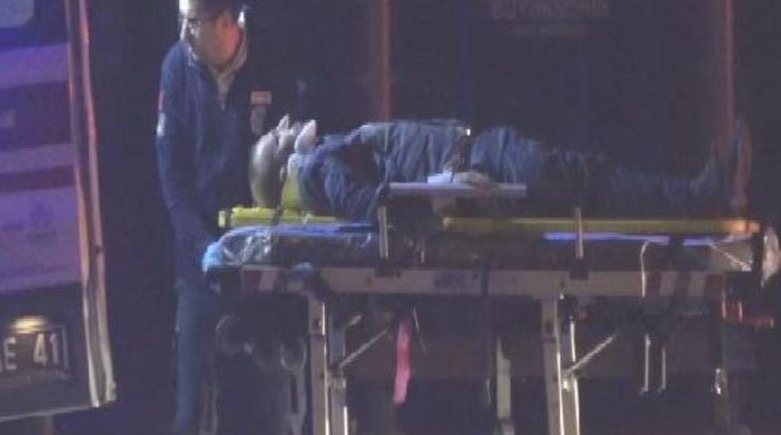 Taksi Ağaca Ve Elektrik Direğine &Ccedil;arptı: 2'si Ağır 4 Yaralı