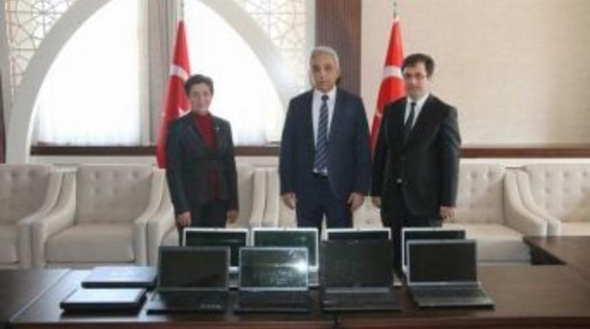 Daka&rsquo;dan K&ouml;y Okullarına Bilgisayar Yardımı