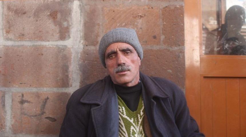 Engelli Baba Ayakkabı Boyayarak &Ccedil;ocuklarını Okutuyor