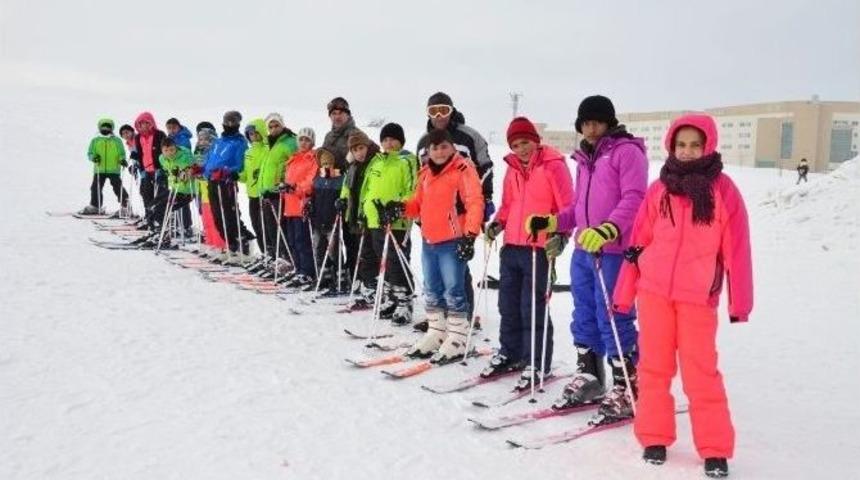&Ouml;ğrenciler Yarıyıl Tatilini Kayak Yaparak Ge&ccedil;irdi