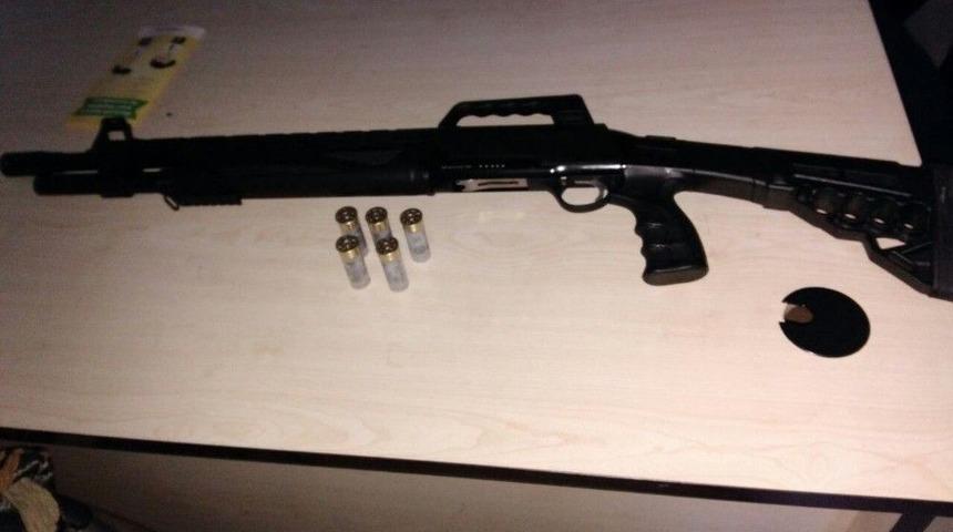 Polis Uyuşturucu Ve Silah Ele Ge&ccedil;irdi