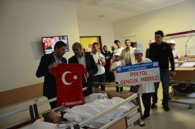 Gençlerden Kanser Hastalarına Moral Ziyareti