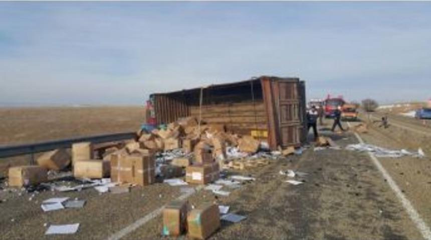 Ankara-kayseri Karayolunda Kamyon Yan Yattı