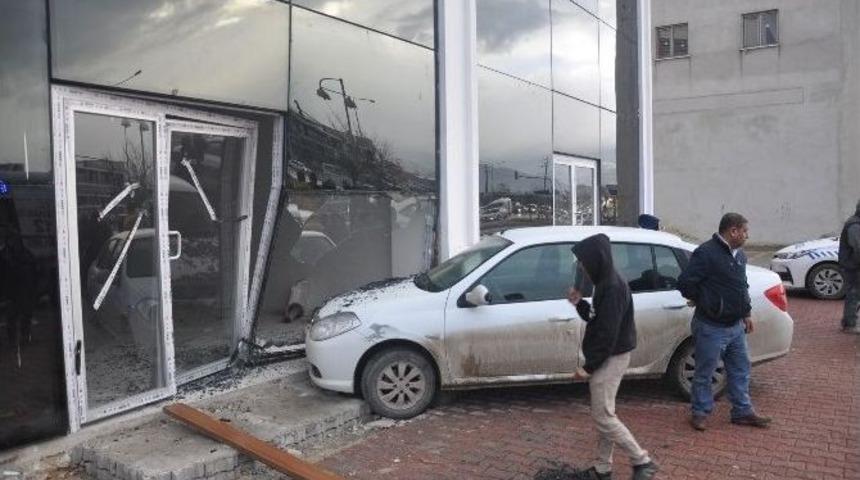 Kadın S&uuml;r&uuml;c&uuml;, İcralık Otomobille İş Yerine Daldı