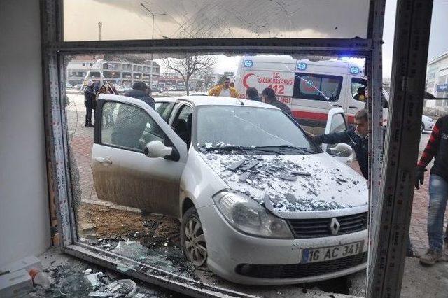 Kadın Sürücü, İcralık Otomobille İş Yerine Daldı