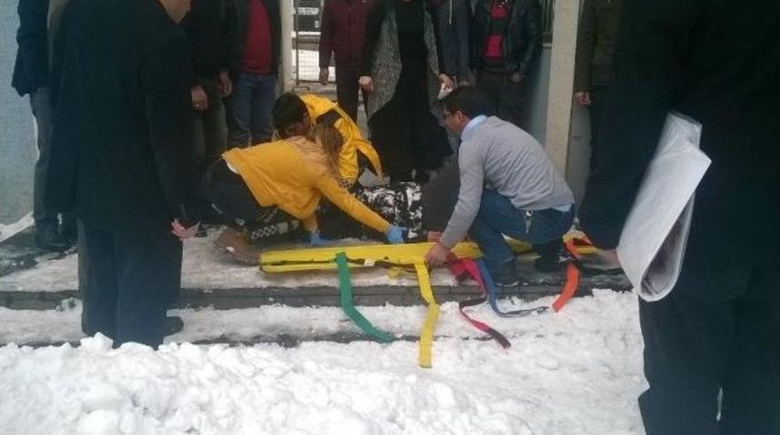 H&uuml;k&uuml;met Konağı &Uuml;zerindeki Kar Bir Vatandaşın &Uuml;zerine D&uuml;şt&uuml;