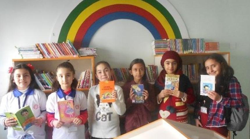 &Ccedil;ocuk Meclisi &Uuml;yeleri, İlk &Ccedil;ocuk K&uuml;t&uuml;phanesinde