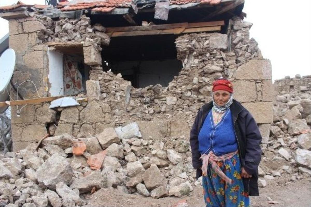 Yaşlı Kadın Deprem Anını G&ouml;zyaşları İ&ccedil;inde Anlattı