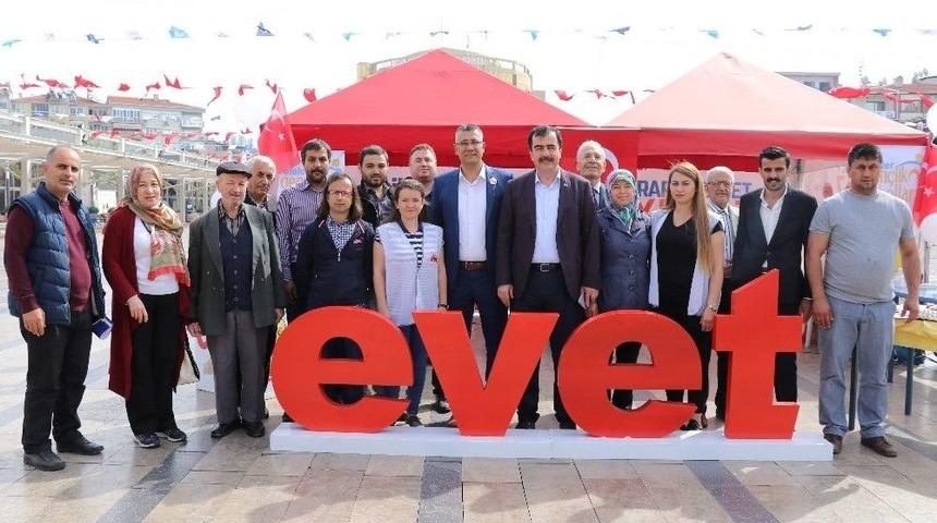 Ak Parti&rsquo;li Erdem &lsquo;evet&rsquo; &Ccedil;adırını Ziyaret Etti