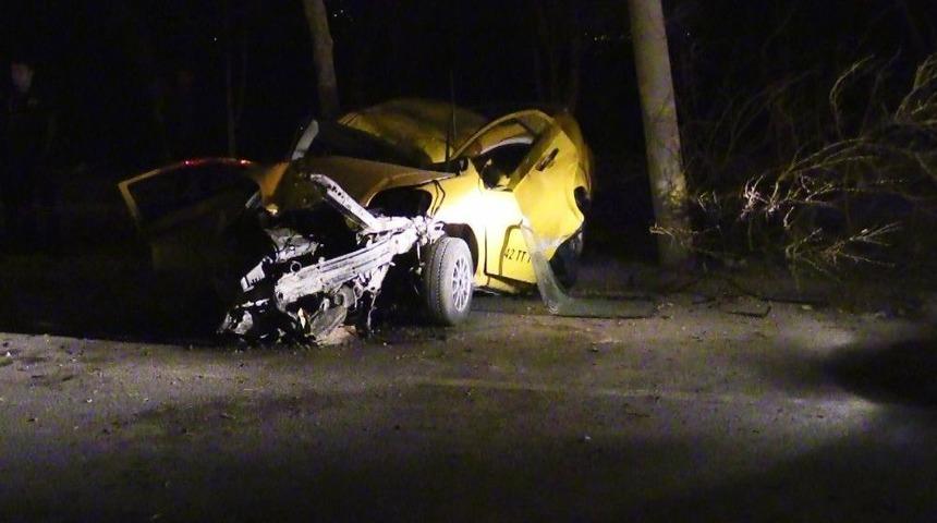 Ticari Taksi Direğe &Ccedil;arptı: 2&rsquo;si Ağır 4 Yaralı