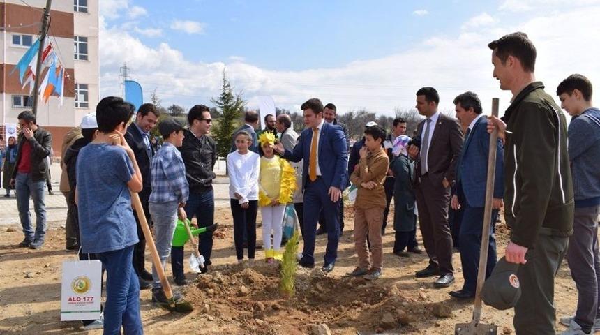 Domani&ccedil;&rsquo;te Bin 299 Fidan Dağıtıldı