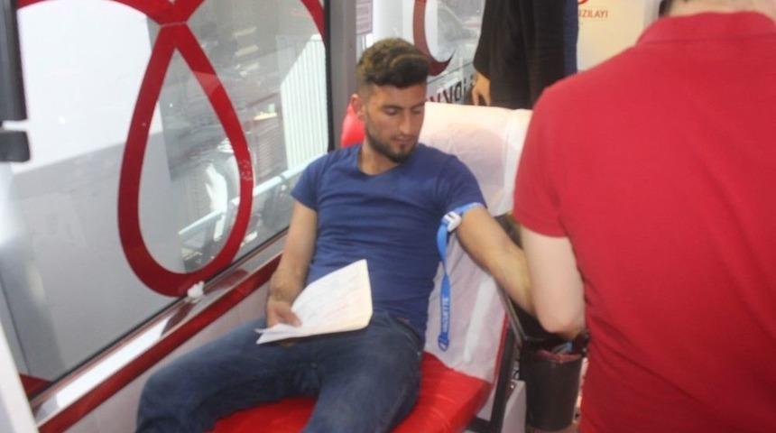Ağrı&rsquo;da Vatandaşlardan Kan Bağışına Yoğun İlgi