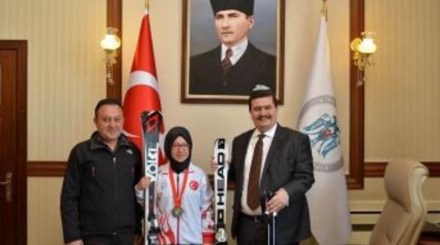Vali Arslantaş&rsquo;tan, D&uuml;nya Kayak Şampiyonasında 4 Madalya Kazanan Sporcuya Kayak Takımı