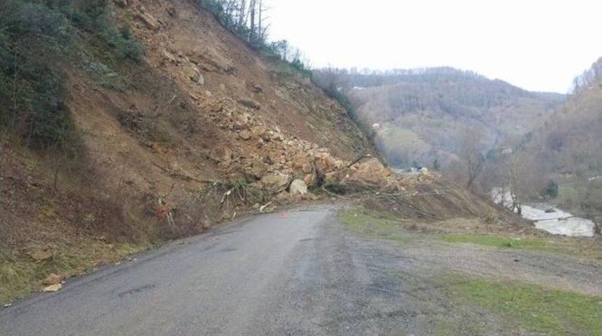 Heyelan İl&ccedil;eyi Beldeye Bağlayan Yolu Trafiğe Kapattı