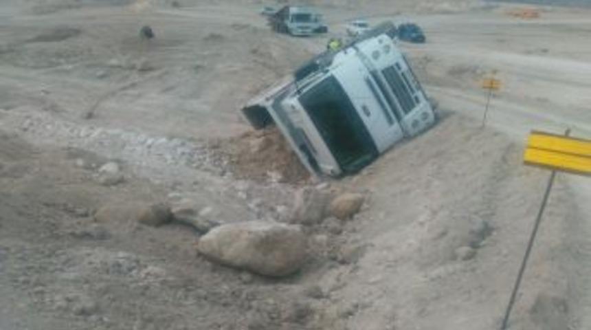 Baraj İnşaatına Kum Taşıyan Kamyon Devrildi