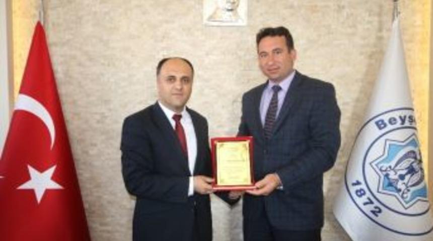 Konuk&rsquo;tan Başkan &Ouml;zaltun&rsquo;a Teşekk&uuml;r Plaketi