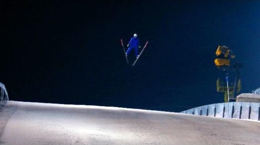 2,5 Yıl Aradan Sonra Kayakla Atlayıp, G&ouml;ky&uuml;z&uuml;n&uuml; Renklendirdiler