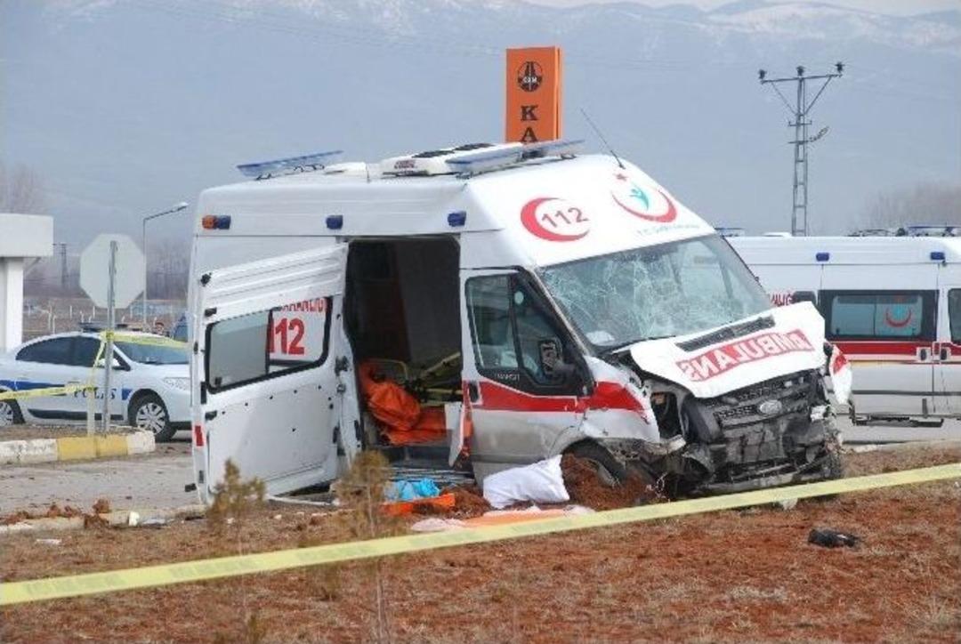 Hasta Nakil Ambulansı İle Hafif Ticari Ara&ccedil; &Ccedil;arpıştı: 2 &Ouml;l&uuml;, 4 Yaralı