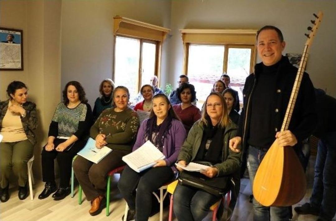 S&uuml;mer Ezg&uuml; Antalya&rsquo;da Kurduğu Akademiyle 7&rsquo;den 70&rsquo;e M&uuml;zik Eğitimi Veriyor