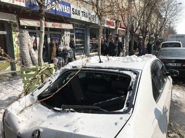 Kar Kütlesi Araçta Hasar Oluşturdu 1