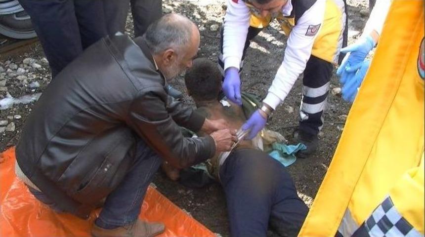 Vagonun &Uuml;zerine &Ccedil;ıkan &Ccedil;ocuk Elektrik Akımına Kapıldı