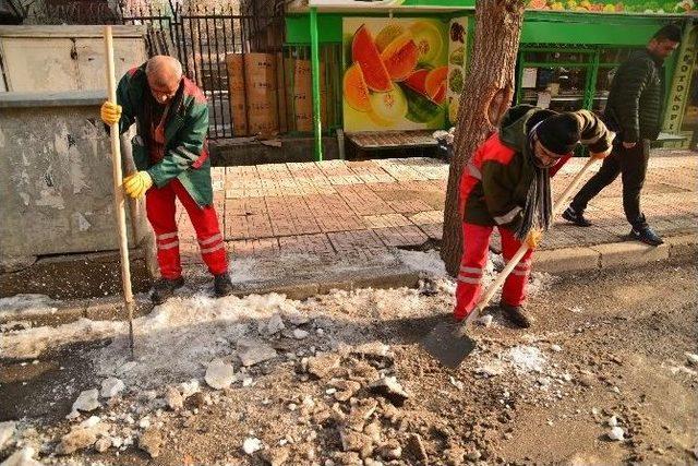 Büyükşehir Belediyesi Ekiplerinden Buz Temizleme Seferberliği