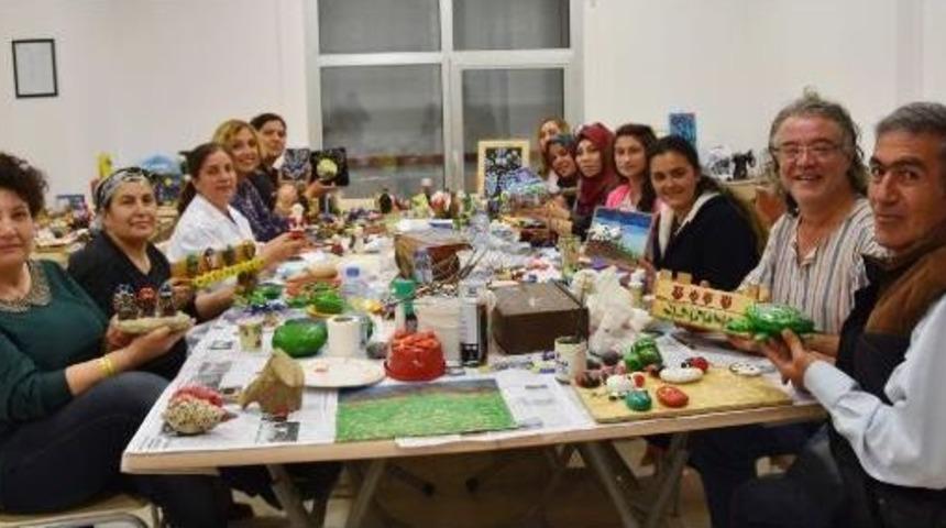 Deniz Taşları Ve Ağa&ccedil; Dallarından S&uuml;s Eşyası Yapılıyor